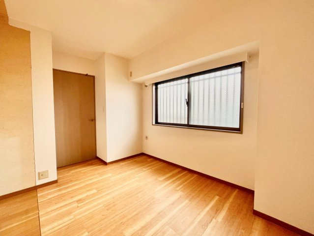 パーセル中野弥生町の洋室|明るいお部屋はそれだけで気分が晴れやかになりますね！

現地ご見学希望・資料請求などお気軽にお問い合わせ下さい！
03-5990-5201