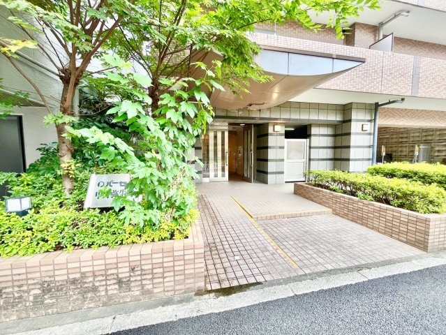 パーセル中野弥生町のエントランス|住む人や訪れる人を心地よく迎え入れてくれる玄関エントランス。ゆとりを感じさせる明るい空間を演出！

現地ご見学希望・資料請求などお気軽にお問い合わせ下さい！
03-5990-5201