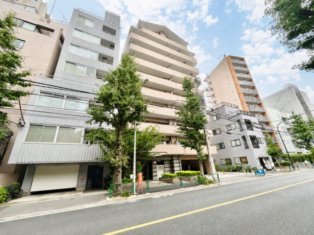 パーセル中野弥生町の外観|迫力のあるシックな外観が特徴のマンション。

現地ご見学希望・資料請求などお気軽にお問い合わせ下さい！
03-5990-5201