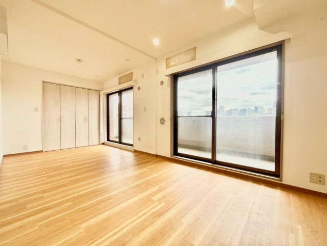 パーセル中野弥生町の居間・リビング|窓を多く設けているので陽当たり・通風良好です！

現地ご見学希望・資料請求などお気軽にお問い合わせ下さい！
03-5990-5201