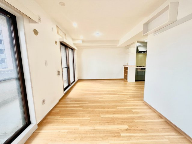 パーセル中野弥生町の居間・リビング|のびやかに広がるリビングは、一年を通して爽やかな光と風に癒される家族のなごみ空間。

現地ご見学希望・資料請求などお気軽にお問い合わせ下さい！
03-5990-5201