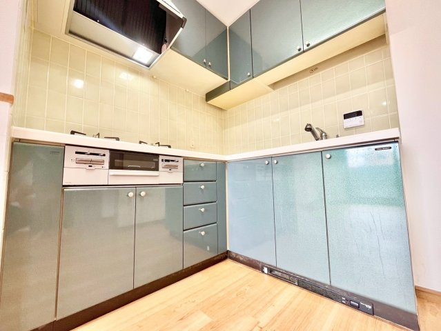 パーセル中野弥生町のキッチン|作業台が広く使え動きやすい、お料理好きのご夫婦に喜ばれそうなL字型キッチン！

現地ご見学希望・資料請求などお気軽にお問い合わせ下さい！
03-5990-5201