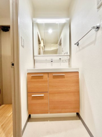 パーセル中野弥生町の独立洗面台|清潔感のあるプライベート空間は、身だしなみチェックやお肌のお手入れに最適です。

現地ご見学希望・資料請求などお気軽にお問い合わせ下さい！
03-5990-5201