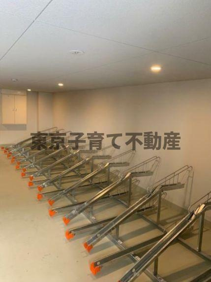 プラウド神楽坂の駐車場