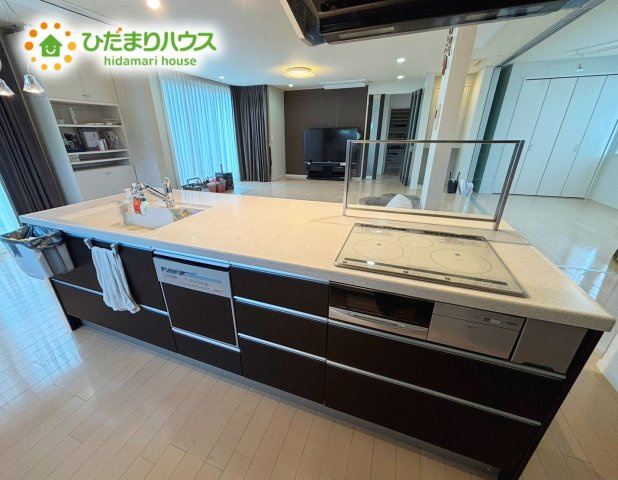 野田市みずき4丁目　中古戸建　平成22年築のキッチン|毎日のお料理が楽しくなる、オシャレで開放感のあるキッチンです♪