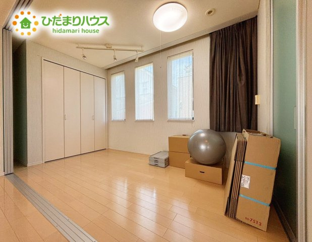野田市みずき4丁目　中古戸建　平成22年築の洋室|リビングと洋室が続き間設計ですので、大空間を演出できます(^O^)						
扉を閉めれば、個室にもなります♪