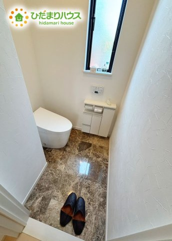 野田市みずき4丁目　中古戸建　平成22年築のトイレ|窓が付いているので、トイレも明るい空間になっております♪						
