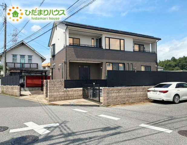 野田市みずき4丁目　中古戸建　平成22年築の外観|タマホーム施工の特別な注文住宅です♪　太陽光パネル設置のオール電化となっております♪
大きな車用の駐車スペースと、一般乗用車収容可能カーポートがございます♪