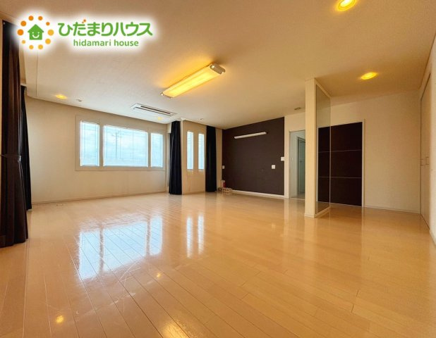 野田市みずき4丁目　中古戸建　平成22年築の寝室|ゆったり広々23.5帖の主寝室！　奥に2階用の洗面と浴室がございます♪
室内壁面には大きな鏡がございますので、ヨガやダンスなど、趣味もはかどる空間ですね♪	
