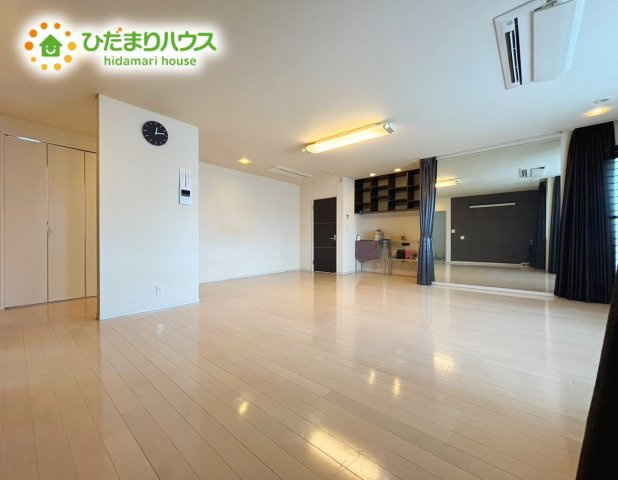 野田市みずき4丁目　中古戸建　平成22年築の寝室|ベッドの他にもパソコンデスクやドレッサーはもちろん、何かしらのスタジオとしてもお使いいただける特別な一室となっております！！		
