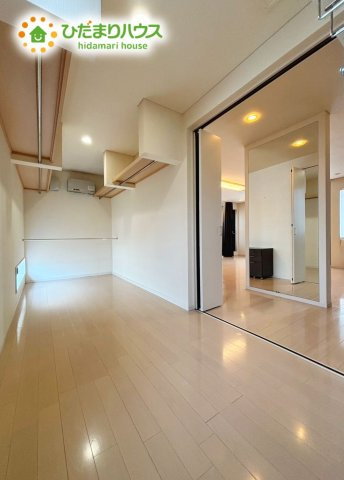 野田市みずき4丁目　中古戸建　平成22年築の収納|ご家族暮らしになると増える荷物もらくらく収納！大型ウォークインクローゼット完備♪	
クローゼットの出入口向かいには鏡がございますので、コーディネートチェックもバッチリです♪						
