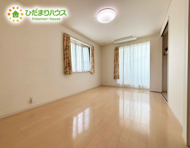 野田市みずき4丁目　中古戸建　平成22年築の子供部屋|こちらは9帖の洋室です♪
窓が多く、明るい空間を演出してくれます(*^^*)					
