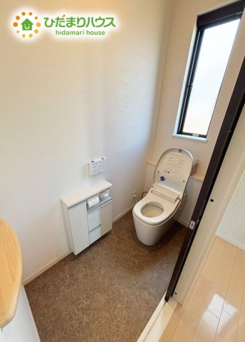 野田市みずき4丁目　中古戸建　平成22年築のトイレ|トイレは1F、2F共に完備！取り合いになることがありませんね(^^)/							
