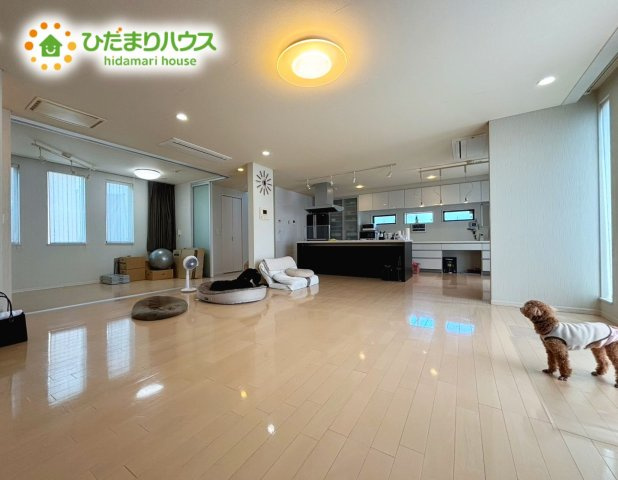 野田市みずき4丁目　中古戸建　平成22年築の居間・リビング|家族の集まるLDKはなんと33帖！愛犬が自由に過ごせるようにとつくられた贅沢な空間です♪				
お子様も元気に走り回れますね♪
