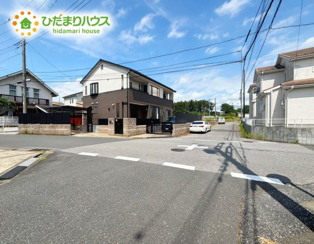 野田市みずき4丁目　中古戸建　平成22年築の前面道路含む現地写真|前面道路は6ｍの角地です♪