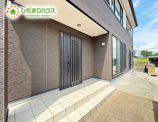 野田市みずき4丁目　中古戸建　平成22年築の玄関|玄関右側の窓の手前はカースペースとなっており、お買い物品などはリビングに繋がる窓から搬入可能です♪　是非一度、ご家族そろってご内覧ください♪				
