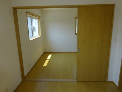 【洋室】 | （仮）黒砂台戸建 | 間仕切りを開けると一部屋として使用できます。