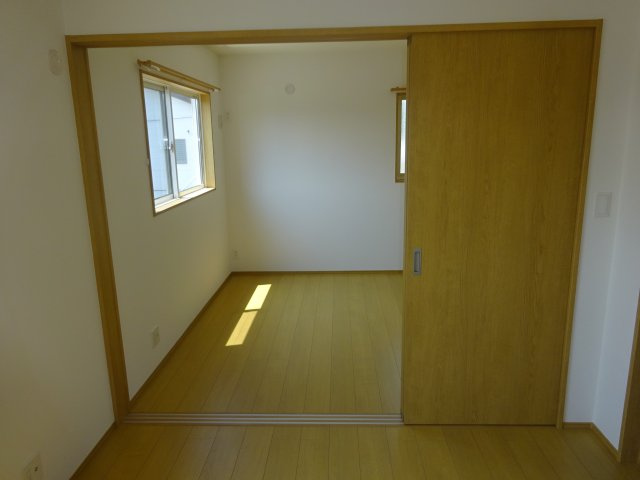 【洋室】 | （仮）黒砂台戸建 | 間仕切りを開けると一部屋として使用できます。