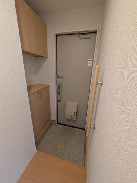 狛江市西野川１丁目のアパートの玄関