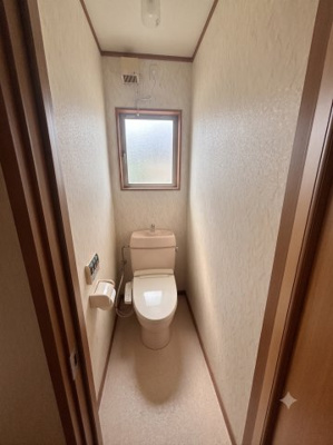 【トイレ】 | 大津市今堅田2丁目25-84　中古戸建 | 一階二階それぞれにトイレがあります、AIで加工してあります