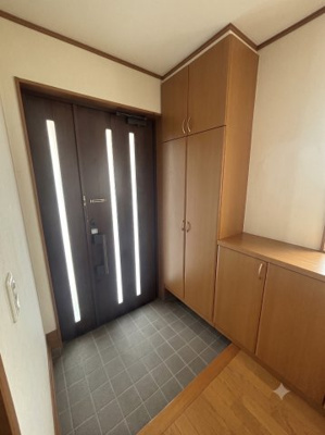 【玄関】 | 大津市今堅田2丁目25-84　中古戸建 | 収納たっぷりの玄関、AIで加工してあります
