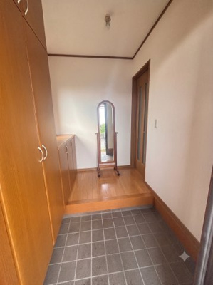 【玄関】 | 大津市今堅田2丁目25-84　中古戸建 | 玄関別角度、すっきりした空間が迎えてくれます、AIで加工してあります