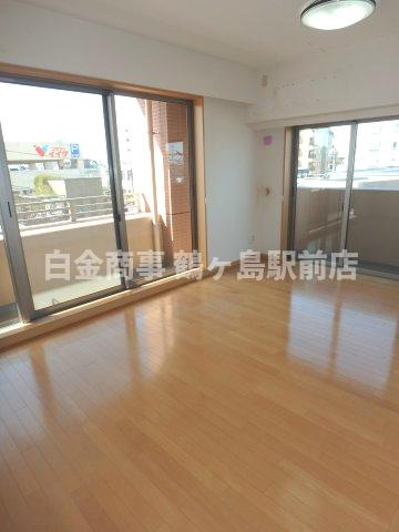 クレアメゾン鶴ヶ島ステーションフロントの居間・リビング|4階南西角部屋につき日当たり良好