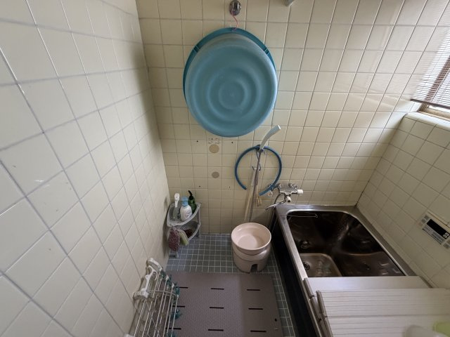 自分好みの空間に！～埼玉県坂戸市日の出町～の浴室|タイル仕上げで清潔感があり、手すりも備わったのある浴室