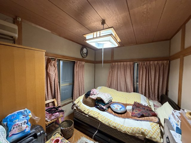 自分好みの空間に！～埼玉県坂戸市日の出町～の和室|木のぬくもりを感じる天井と、穏やかな光が入る寝室