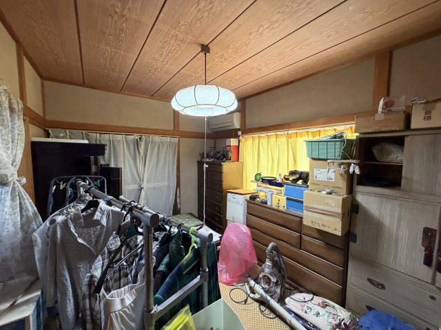 自分好みの空間に！～埼玉県坂戸市日の出町～の和室|温かみのある木製タンスが馴染む、落ち着いた和の空間