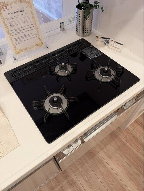 立川市曙町２丁目の中古マンションのキッチン|3口ガスコンロ