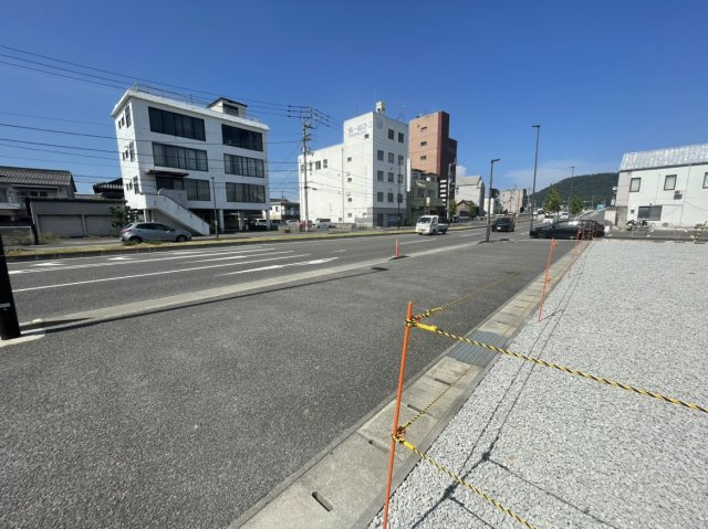 丸亀市土居町　土地の前面道路含む現地写真