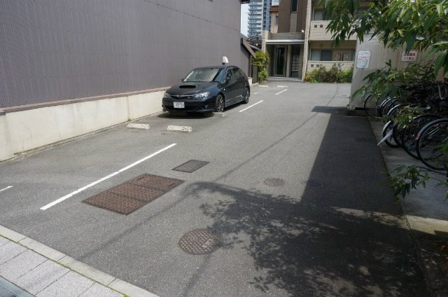 ヴィレイア１０１ の駐車場