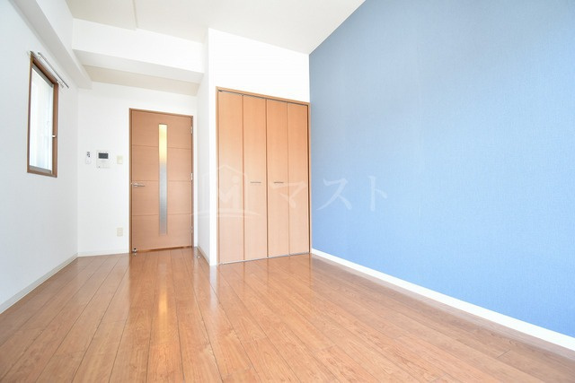 大阪市中央区日本橋２丁目の賃貸マンションの居間・リビング|中部屋は小窓無し
