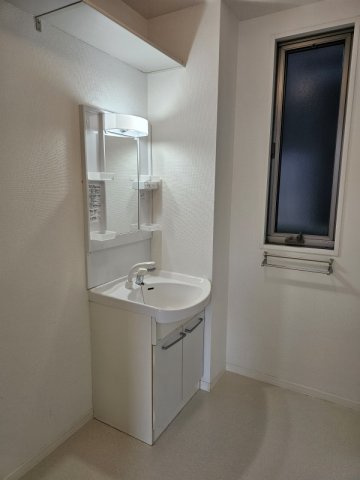 アドレス池ノ内の洗面所|シャワー付き洗面化粧台です。上部に棚もあるので洗剤などのストックできます
