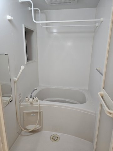アドレス池ノ内の浴室|お風呂にも窓があるので換気しやすそうですね