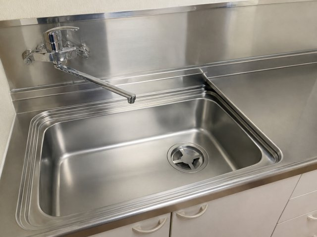 【キッチン】 | ◆川崎区昭和2丁目　中古戸建◆ | ◆広々したキッチンシンク。洗い物が多い時にも快適にご利用いただけます。　※AIで加工しております。