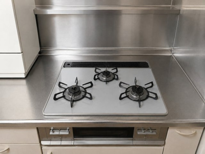 【キッチン】 | ◆川崎区昭和2丁目　中古戸建◆ | ◆毎日使うものだからこそ、料理をする人にとって何口あるのかは重要なポイントですね！　※AIで加工しております。
