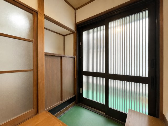 【玄関】 | ◆川崎区昭和2丁目　中古戸建◆ | ◆明るい玄関です！散らかりやすい玄関もスッキリする大容量のシューズボックス付き。　※AIで加工しております。