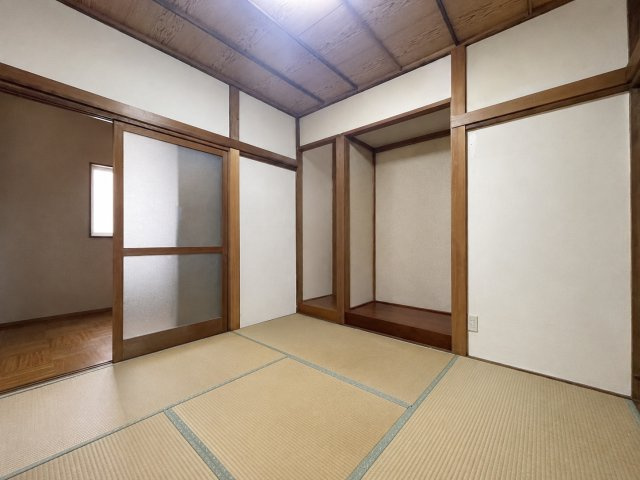【和室】 | ◆川崎区昭和2丁目　中古戸建◆ | ◆柔らかい陽光が差し込む明るいお部屋を演出する設計。彩光の取れる窓が気持ちの良いお部屋を創り上げます。　※AIで加工しております。