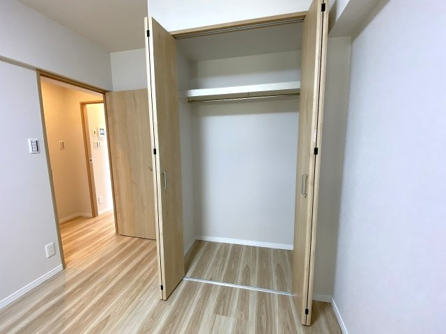 わらびスカイハイツの収納|収納　
季節物の衣類や日用品をすっきりまとめられる広々とした収納スペース。お部屋全体の生活感を抑え、綺麗な状態を保てます。
