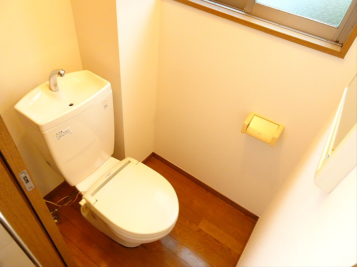第8三和マンションのトイレ|ゆったりとした空間のトイレです