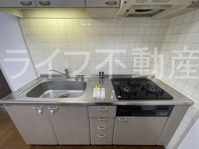 ルルド今米のキッチン|コンパクトなキッチンで掃除もラクラク