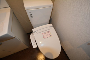 温水洗浄便座付きのトイレです♪