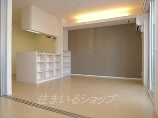 Ｓｅｐｉａ　Ｐａｌａｃｅ砂屋敷の居間・リビング|人気の対面キッチン・間接照明あり！