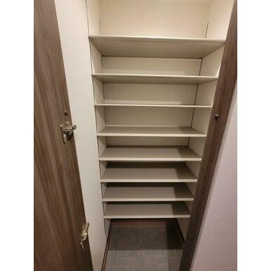 西宮市中殿町のアパートの玄関