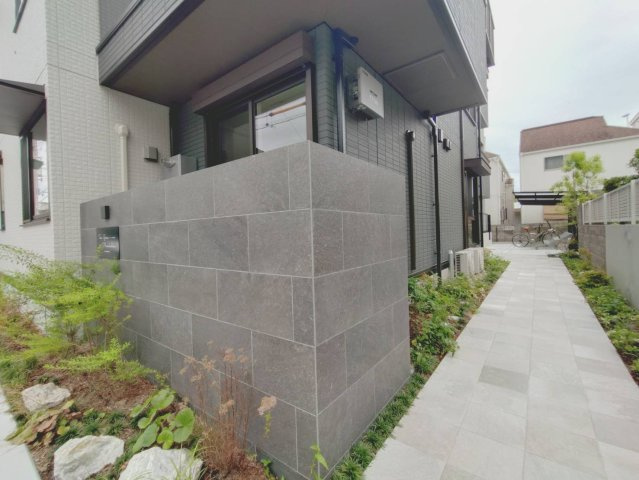 西宮市浜甲子園１丁目のアパートのエントランス
