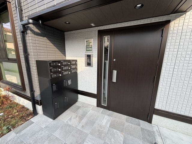 西宮市浜甲子園１丁目のアパートのエントランス