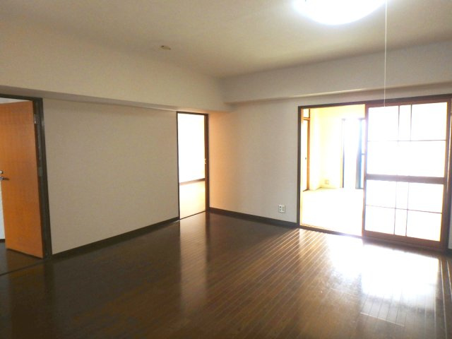西宮市鳴尾町１丁目の賃貸マンションの居間・リビング