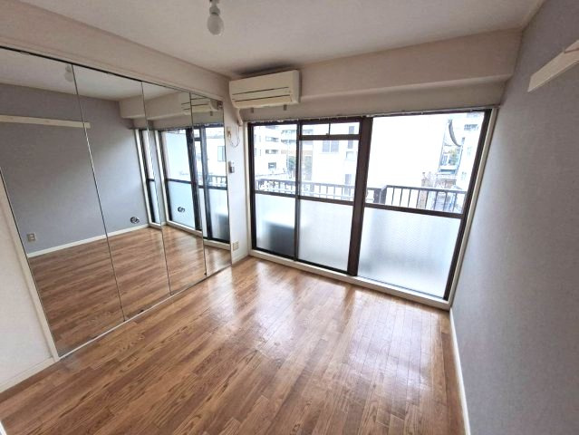 芦屋市船戸町の賃貸マンションの居間・リビング